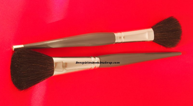 2 makeup brushes